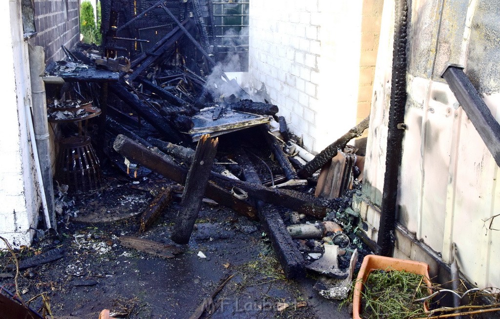 Feuer 1 brannten 3 Lauben Koeln Fuehlingen Kriegerhofstr P087.JPG - Miklos Laubert